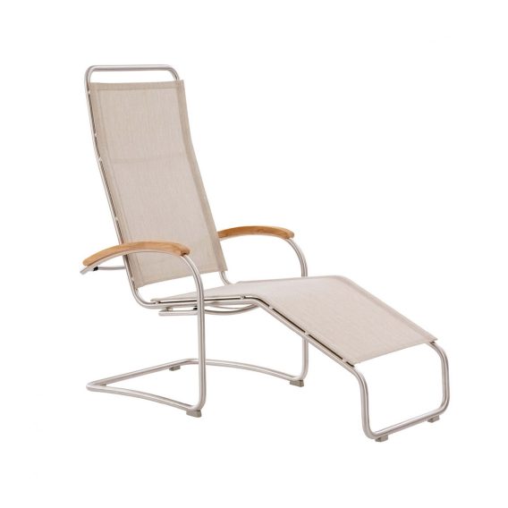 Chaise longue de détente SAUNACHAIR est une chaise longue inclinable élégante et résistante aux intempéries avec un cadre en acier inoxydable satiné et des accoudoirs incurvés en teck. Le tissu polymère beige agréable, résistant à l’eau et aux UV reste souple et ferme en même temps. Les patins en plastique sous la structure protègent les sols délicats. Parfait pour la détente et le repos après le sauna et SANARIUM®. Convient pour l’espace détente, terrasse, balcon, jardin et espace extérieur.