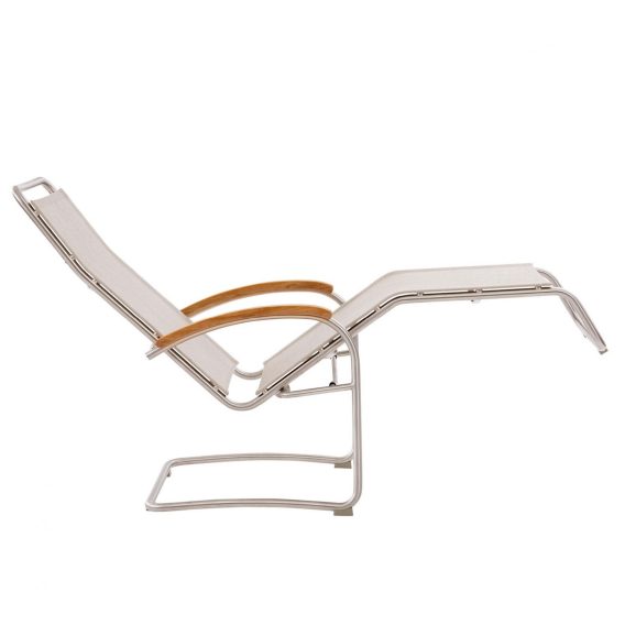 Chaise longue de détente SAUNACHAIR est une chaise longue inclinable élégante et résistante aux intempéries avec un cadre en acier inoxydable satiné et des accoudoirs incurvés en teck. Le tissu polymère beige agréable, résistant à l’eau et aux UV reste souple et ferme en même temps. Les patins en plastique sous la structure protègent les sols délicats. Parfait pour la détente et le repos après le sauna et SANARIUM®. Convient pour l’espace détente, terrasse, balcon, jardin et espace extérieur.