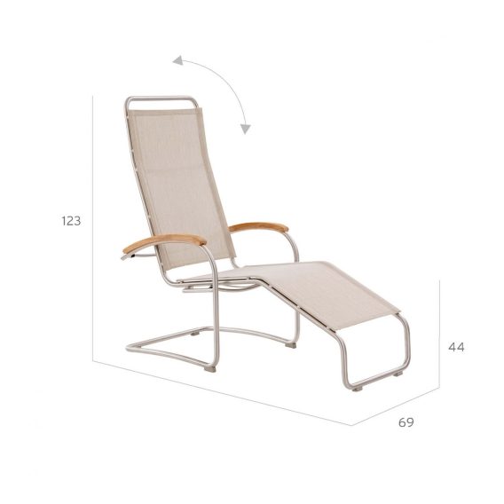 Chaise longue de détente SAUNACHAIR est une chaise longue inclinable élégante et résistante aux intempéries avec un cadre en acier inoxydable satiné et des accoudoirs incurvés en teck. Le tissu polymère beige agréable, résistant à l’eau et aux UV reste souple et ferme en même temps. Les patins en plastique sous la structure protègent les sols délicats. Parfait pour la détente et le repos après le sauna et SANARIUM®. Convient pour l’espace détente, terrasse, balcon, jardin et espace extérieur.